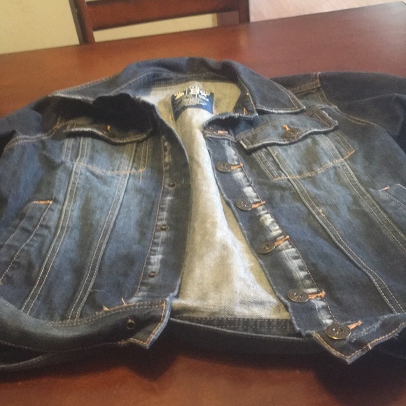 A jacket - Picture 2 of 6